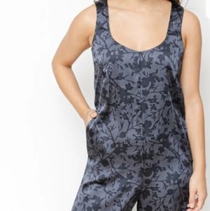 New with tags Smash and Tess Park romper in Midnight floral - sz S